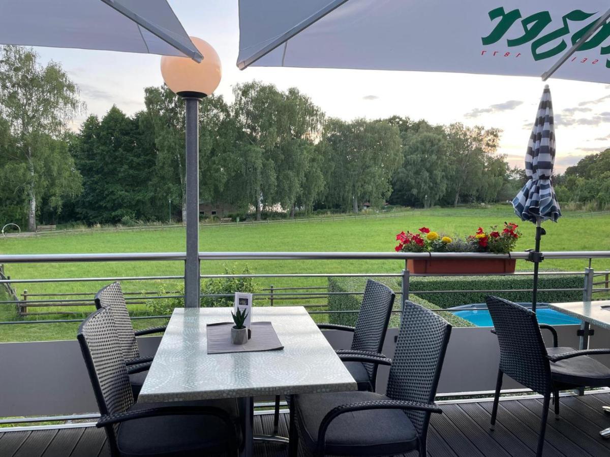 Hotel Und Restaurant Zum Bunten Hirsch Миров Екстериор снимка