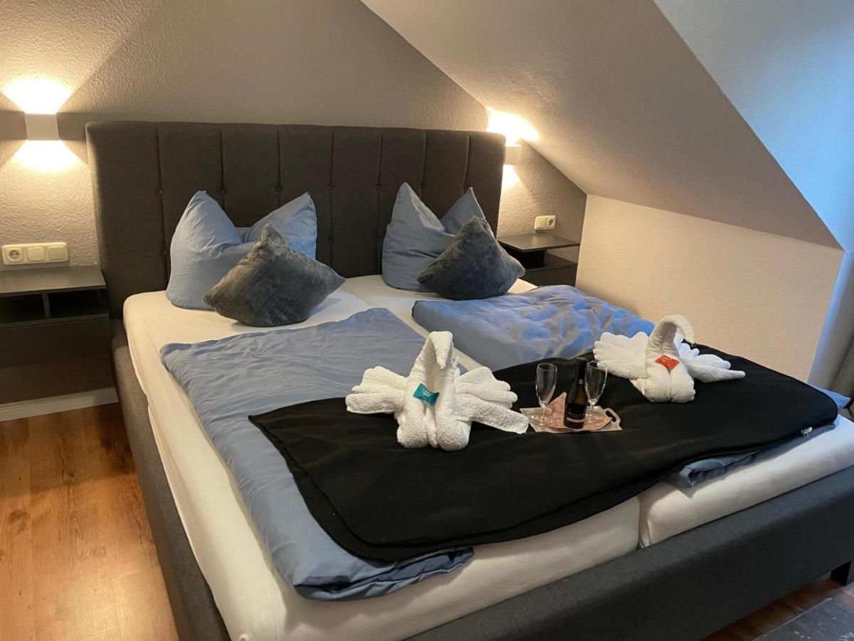 Hotel Und Restaurant Zum Bunten Hirsch Миров Екстериор снимка