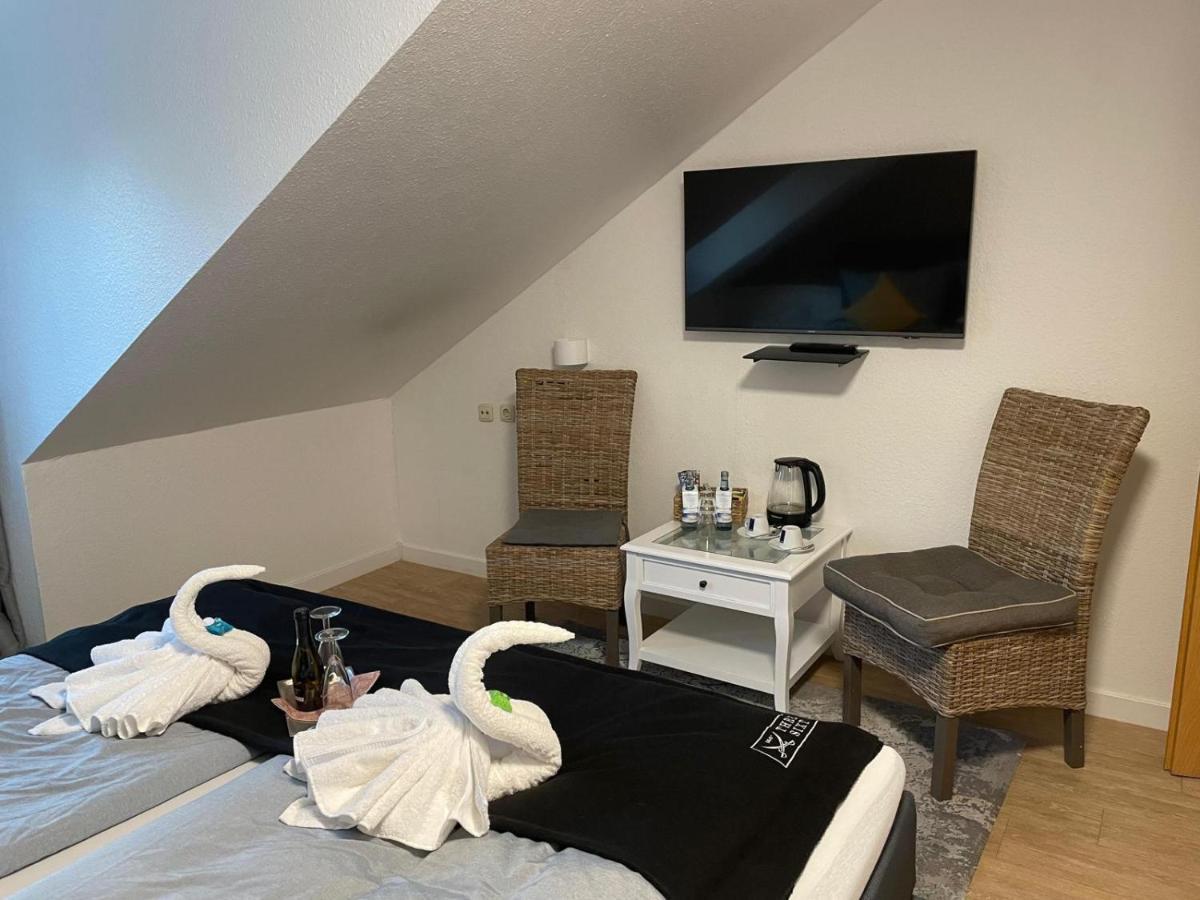 Hotel Und Restaurant Zum Bunten Hirsch Миров Екстериор снимка