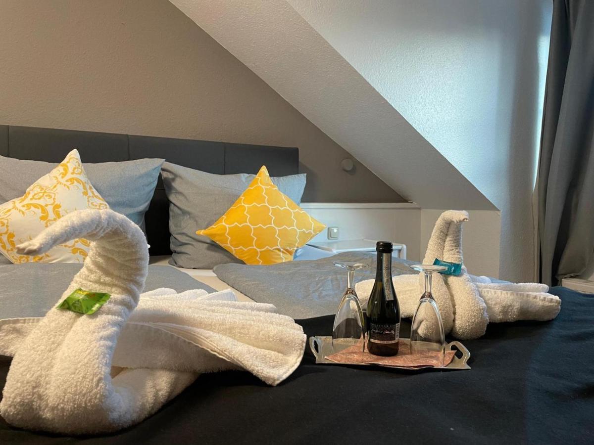 Hotel Und Restaurant Zum Bunten Hirsch Миров Екстериор снимка