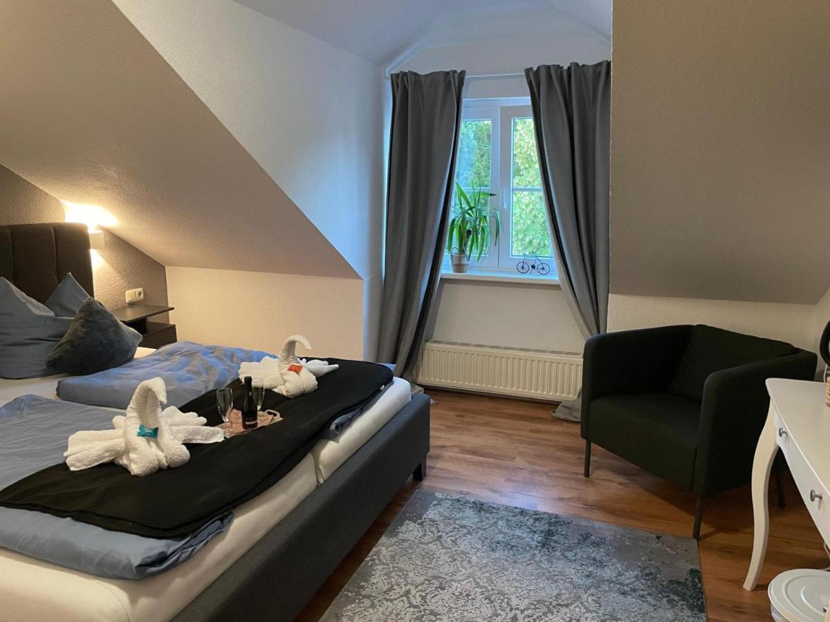 Hotel Und Restaurant Zum Bunten Hirsch Миров Екстериор снимка